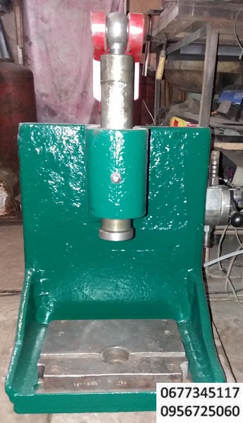 Пресс настольный пневматический усилие 10 тонн, предназначен для операций холодной штамповки: вырубки, пробивки, гибки, неглубокой вытяжки , запрессовки втулок ,опресовки зажимов , скоб и наконечников на проводах , таблетпресс , таблетирование , габаритный размер -570х450х620 вес 160кг